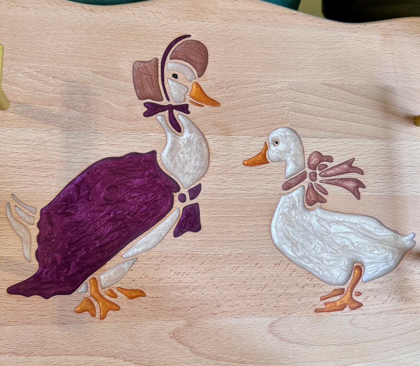 Vassoio in legno con incisione oche e resina effetto vetro | Wooden Goose Tray with Glass-Effect Resin