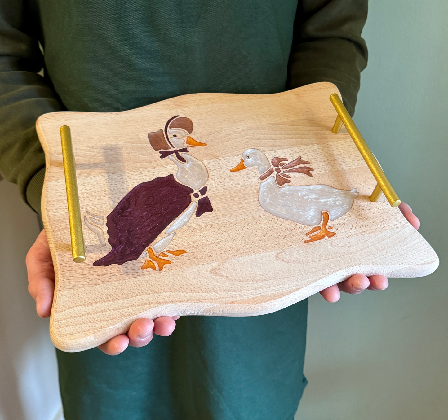 Vassoio in legno con incisione oche e resina effetto vetro | Wooden Goose Tray with Glass-Effect Resin
