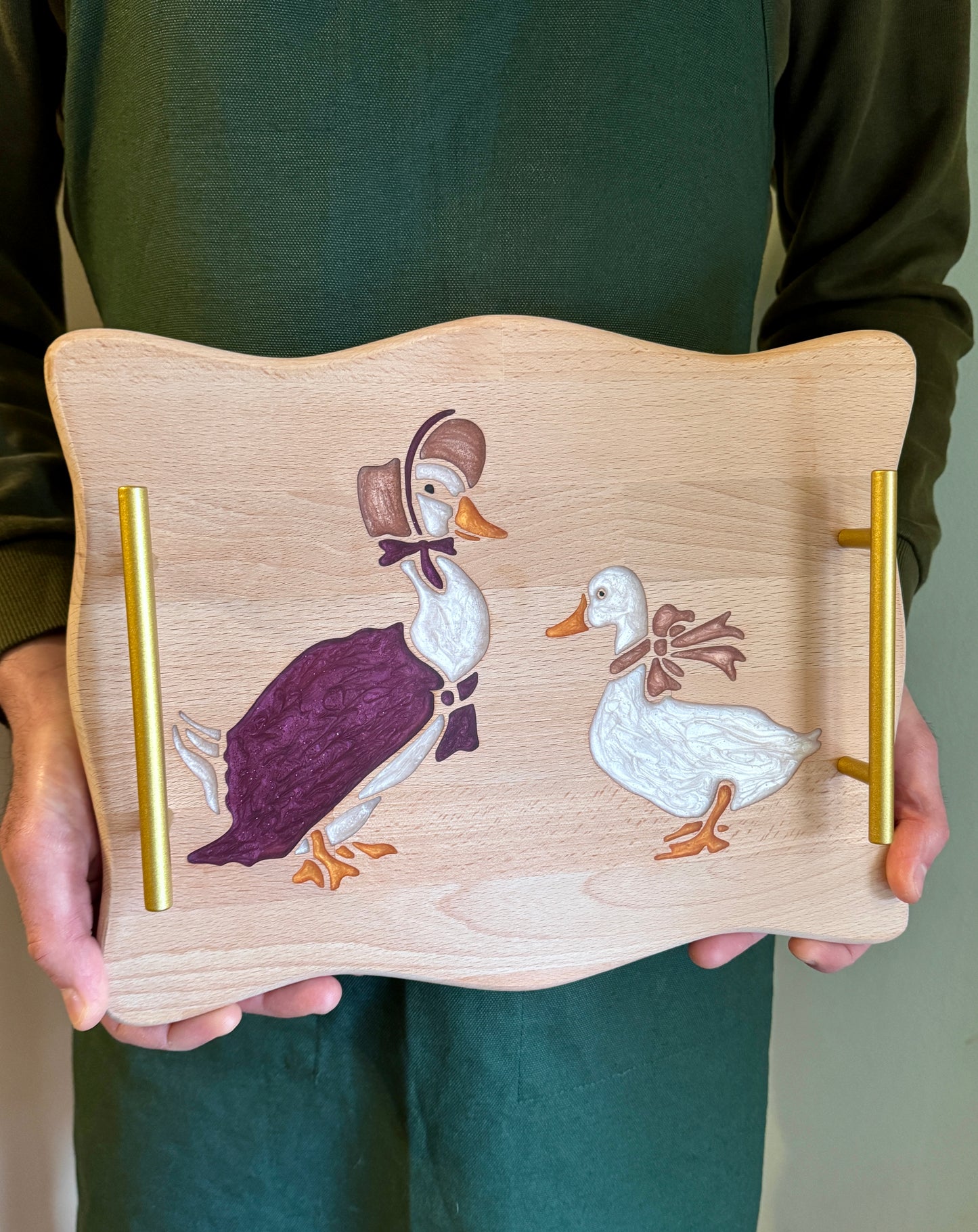 Vassoio in legno con incisione oche e resina effetto vetro | Wooden Goose Tray with Glass-Effect Resin